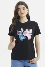 Polera negra de mujer con estampado frontal de Stitch y Angel en estilo caricatura colores azul y rosa