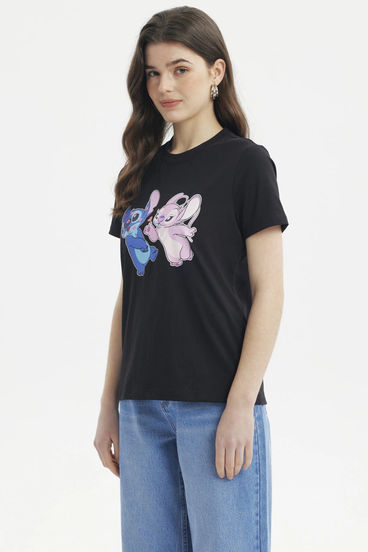 Polera negra de mujer con estampado frontal de Stitch y Angel en estilo caricatura colores azul y rosa