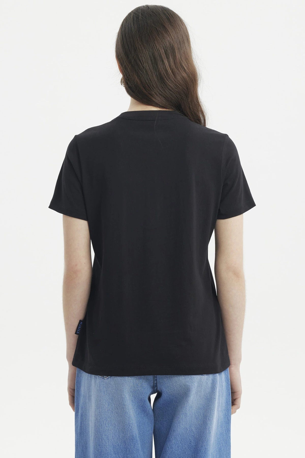 Polera negra de mujer con estampado frontal de Stitch y Angel en estilo caricatura colores azul y rosa