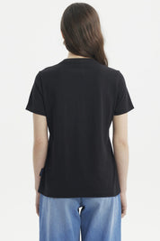 Polera negra de mujer con estampado frontal de Stitch y Angel en estilo caricatura colores azul y rosa