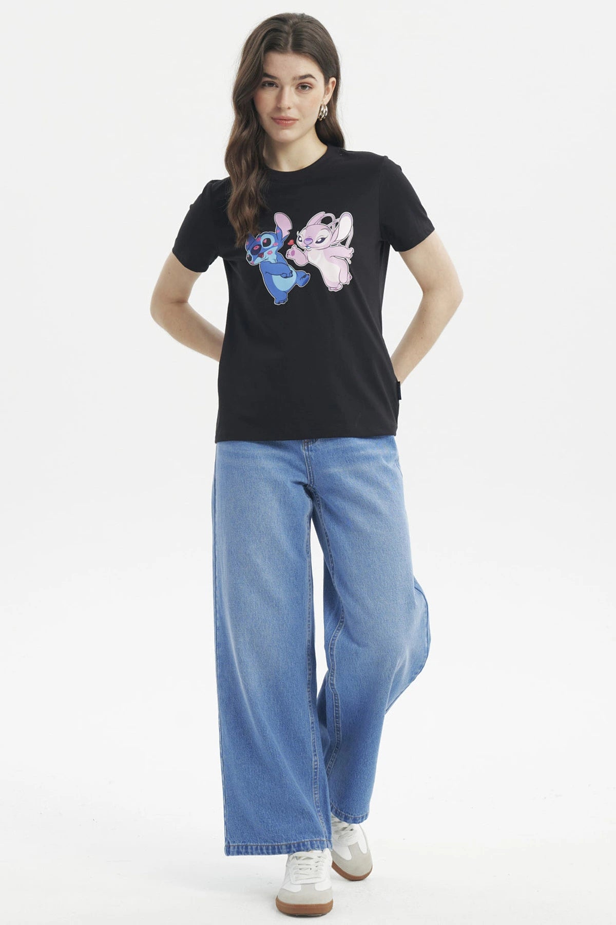Polera negra de mujer con estampado frontal de Stitch y Angel en estilo caricatura colores azul y rosa