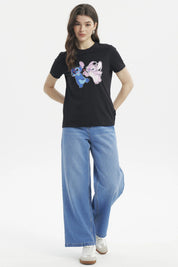 Polera negra de mujer con estampado frontal de Stitch y Angel en estilo caricatura colores azul y rosa