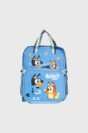 Mochila celeste unisex con diseño de Bluey y Bingo jugando al frente en estilo animado con flores alrededor