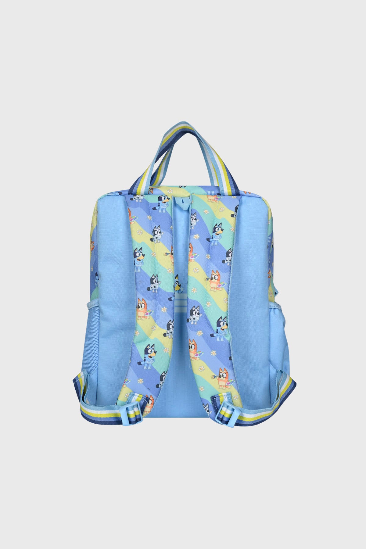 Mochila celeste unisex con diseño de Bluey y Bingo jugando al frente en estilo animado con flores alrededor