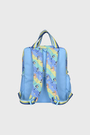 Mochila celeste unisex con diseño de Bluey y Bingo jugando al frente en estilo animado con flores alrededor