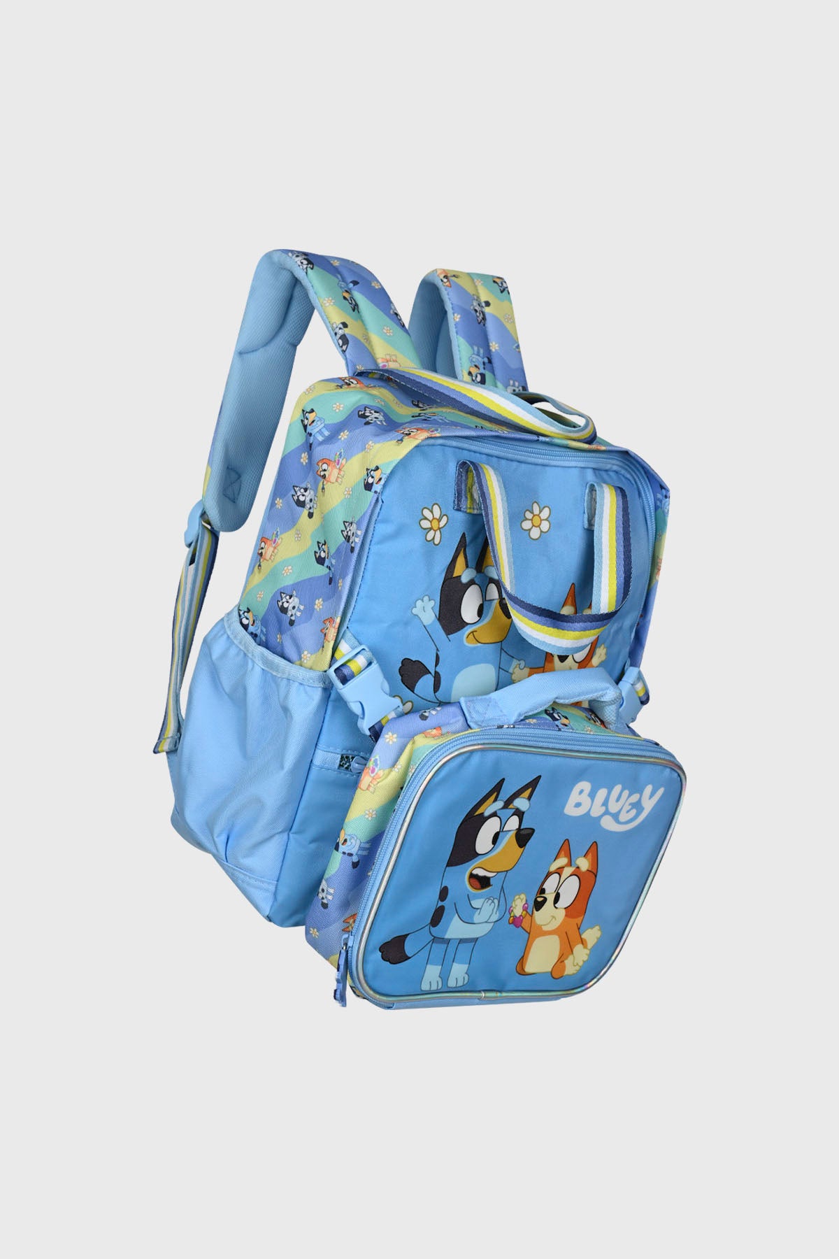 Mochila celeste unisex con diseño de Bluey y Bingo jugando al frente en estilo animado con flores alrededor