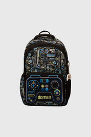 Mochila negra con diseño de control gamer azul y amarillo al frente con símbolos tecnológicos en toda la superficie