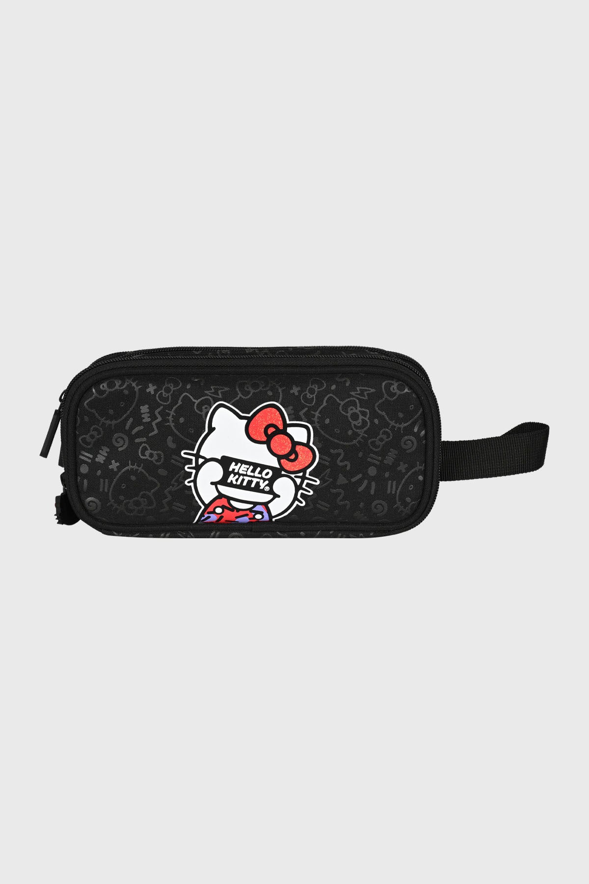 Estuche unisex negro con diseño de Hello Kitty al frente con fondo de símbolos pequeños estilo graffiti