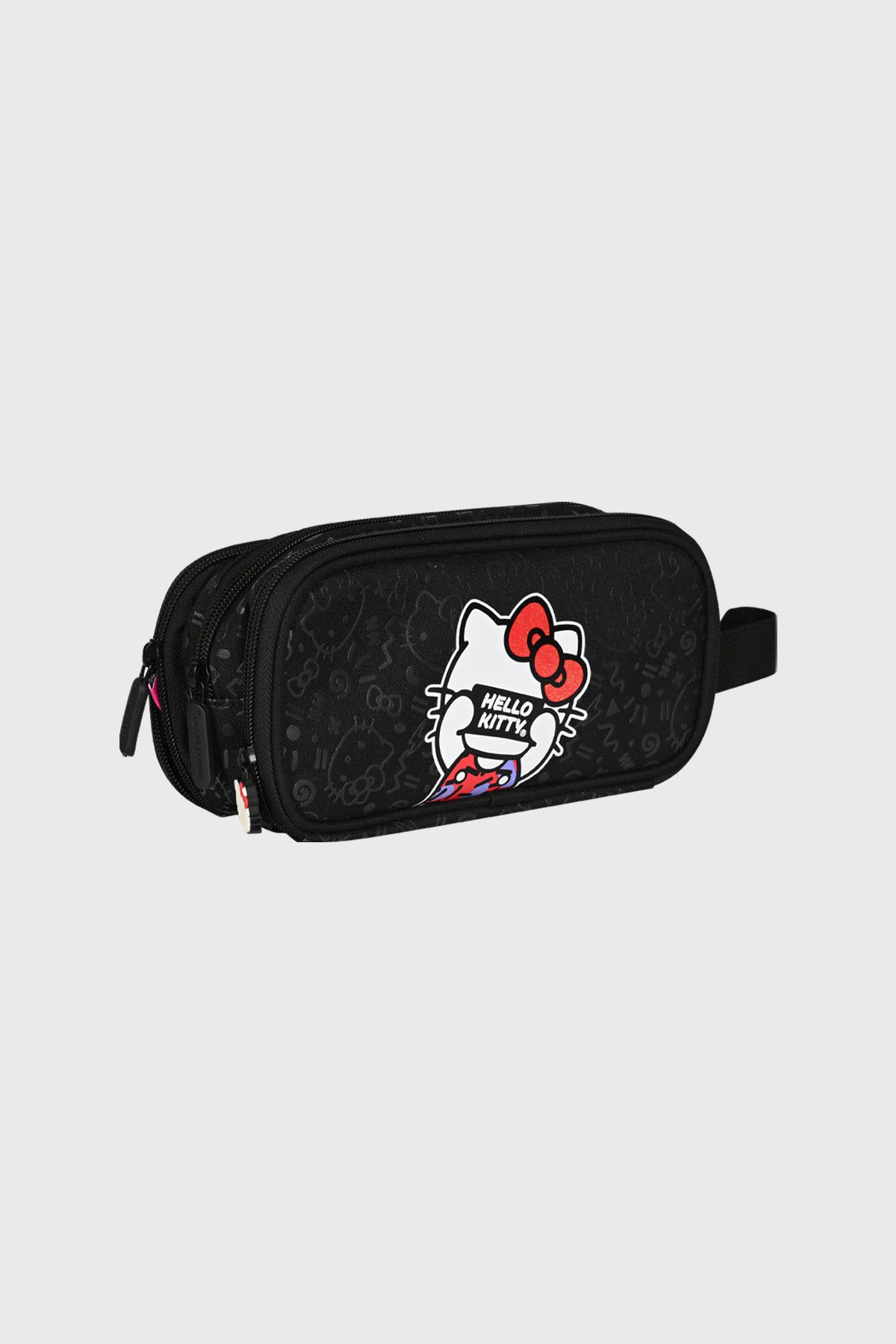 Estuche unisex negro con diseño de Hello Kitty al frente con fondo de símbolos pequeños estilo graffiti