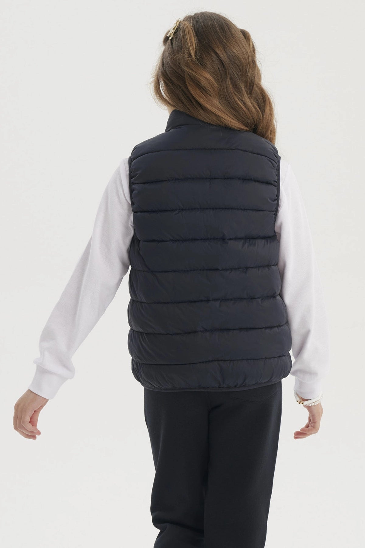 Parka unisex azul marino con diseño acolchado sin estampa lisa cierre frontal completa ideal para días fríos