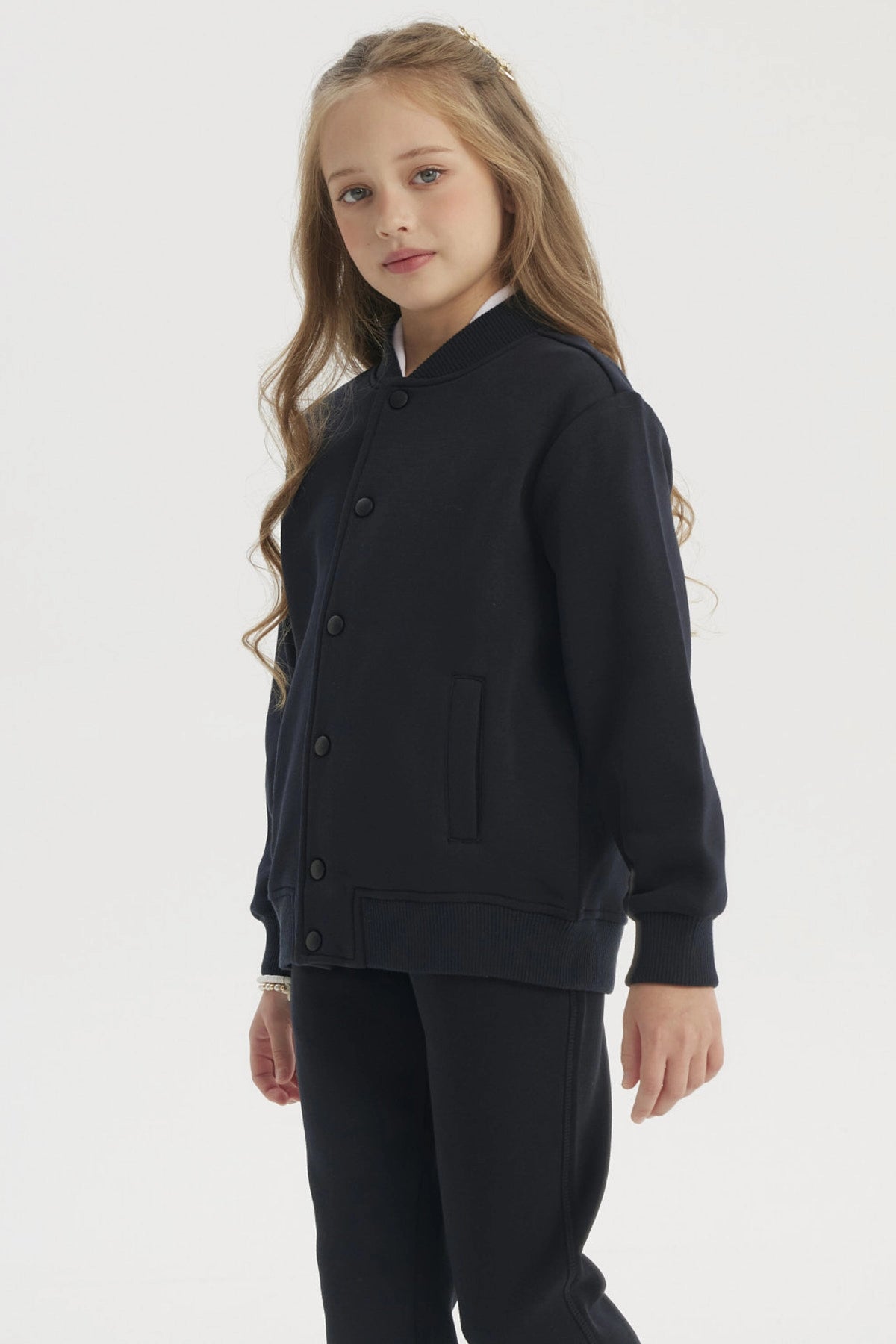 Chaqueta unisex azul marino lisa con botones frontales y bolsillos laterales estilo college