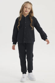 Chaqueta unisex azul marino lisa con botones frontales y bolsillos laterales estilo college