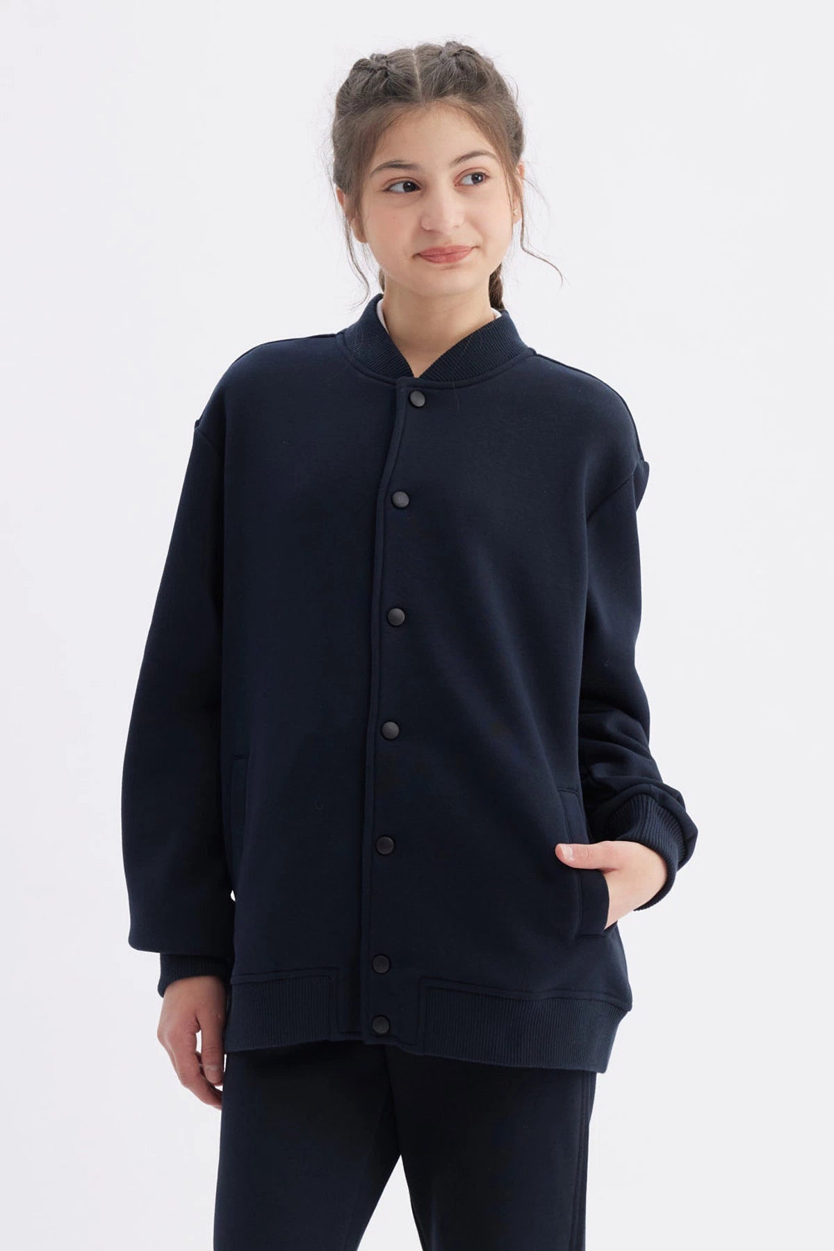 Chaqueta unisex azul marino con botones frontales lisa y sin estampas estilo college ideal para un look casual