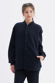 Chaqueta unisex azul marino con botones frontales lisa y sin estampas estilo college ideal para un look casual