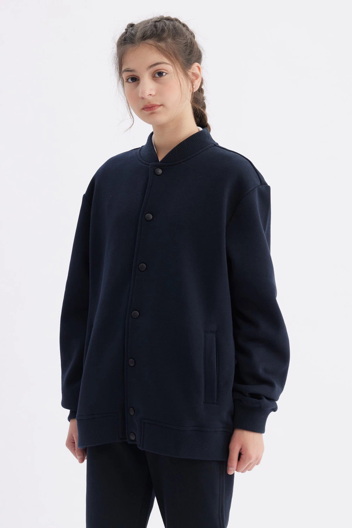 Chaqueta unisex azul marino con botones frontales lisa y sin estampas estilo college ideal para un look casual