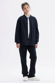 Chaqueta unisex azul marino con botones frontales lisa y sin estampas estilo college ideal para un look casual