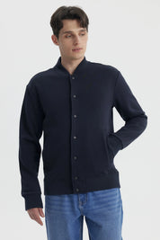 Chaqueta unisex azul marino con botones frontales y bolsillos laterales prenda lisa casual y versátil