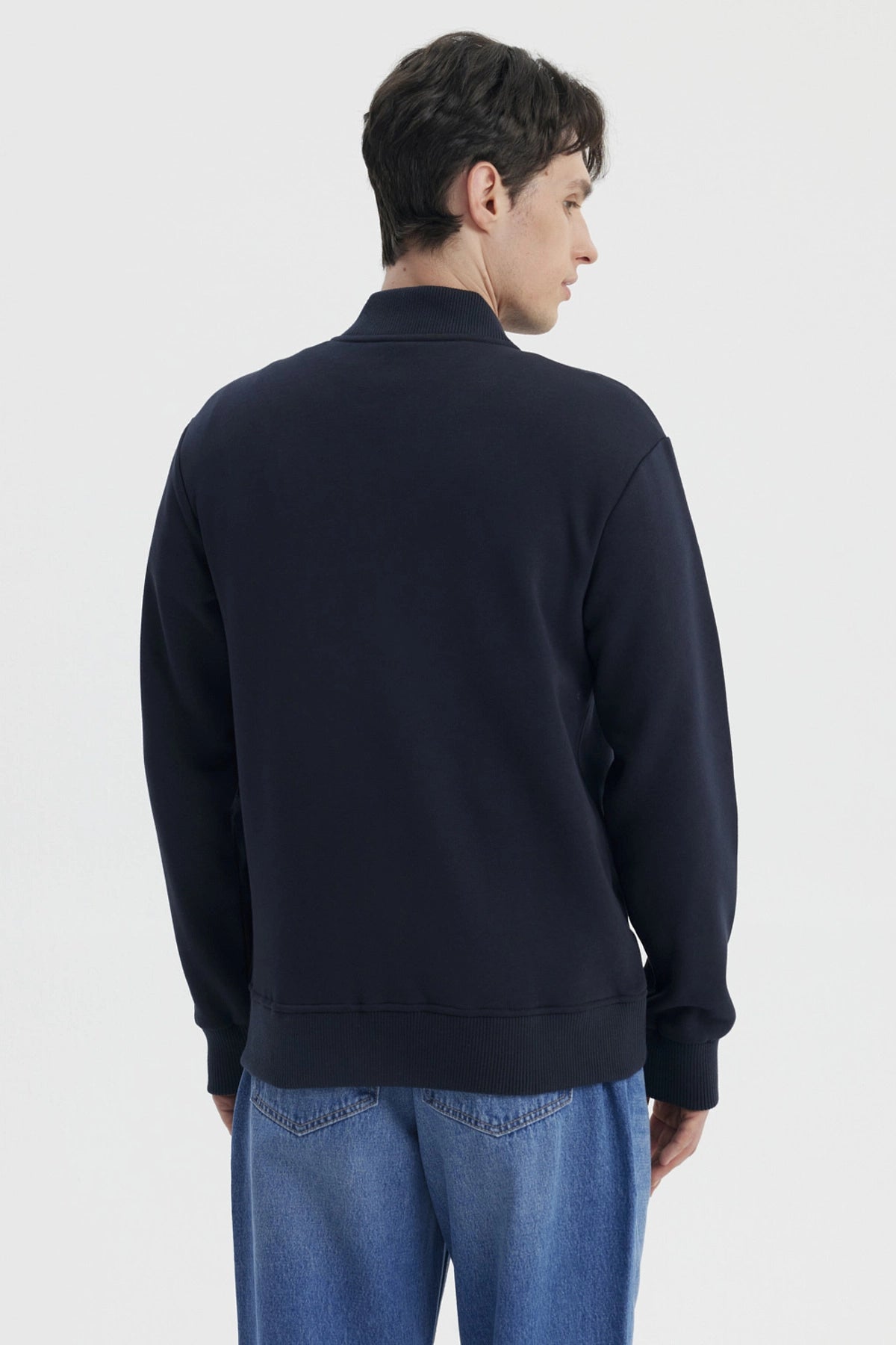 Chaqueta unisex azul marino con botones frontales y bolsillos laterales prenda lisa casual y versátil