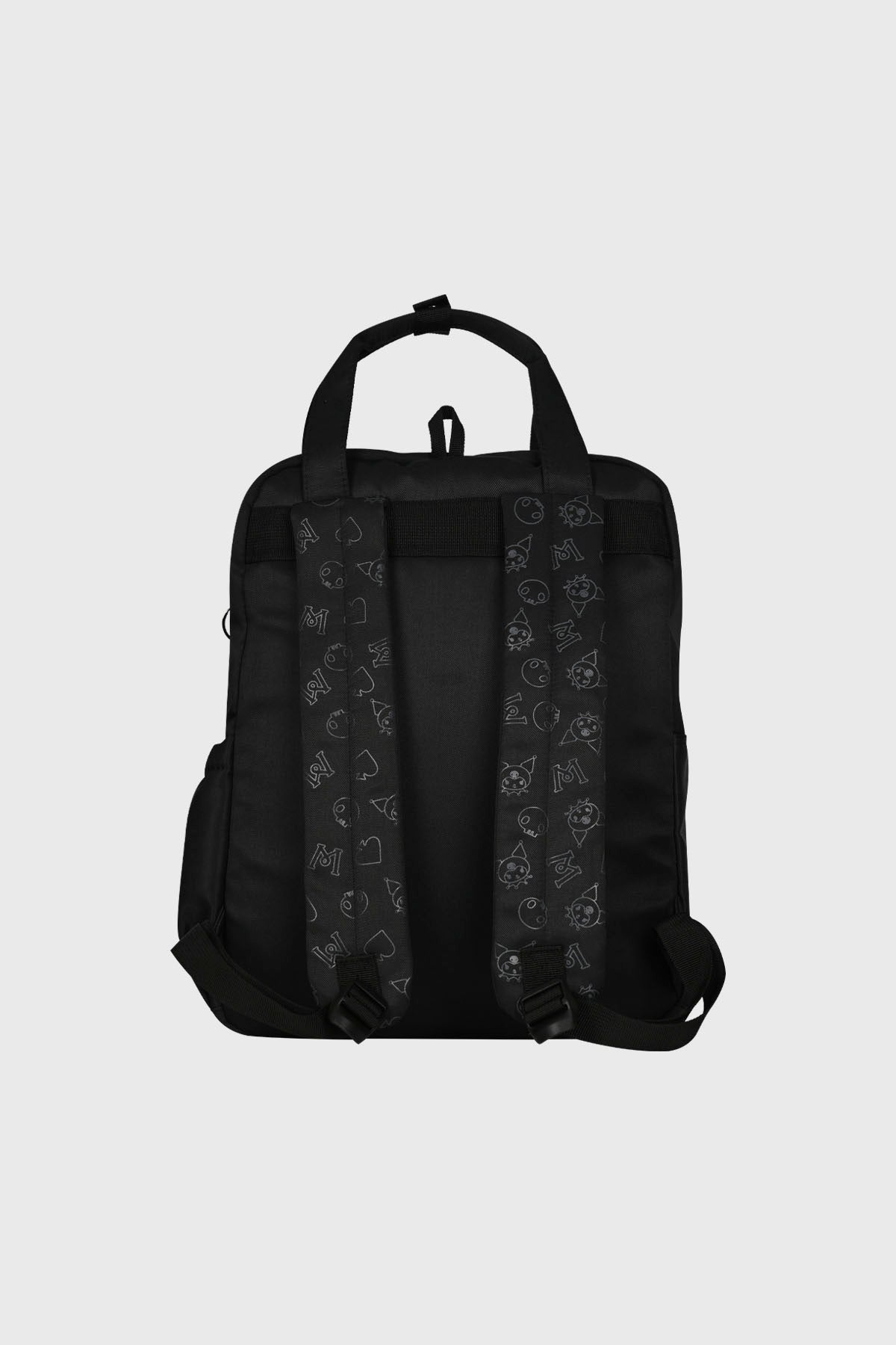 Mochila negra de poliéster con diseño de Kuromi al frente y estampado en el fondo personaje sentado estilo kawaii