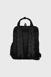 Mochila negra de poliéster con diseño de Kuromi al frente y estampado en el fondo personaje sentado estilo kawaii