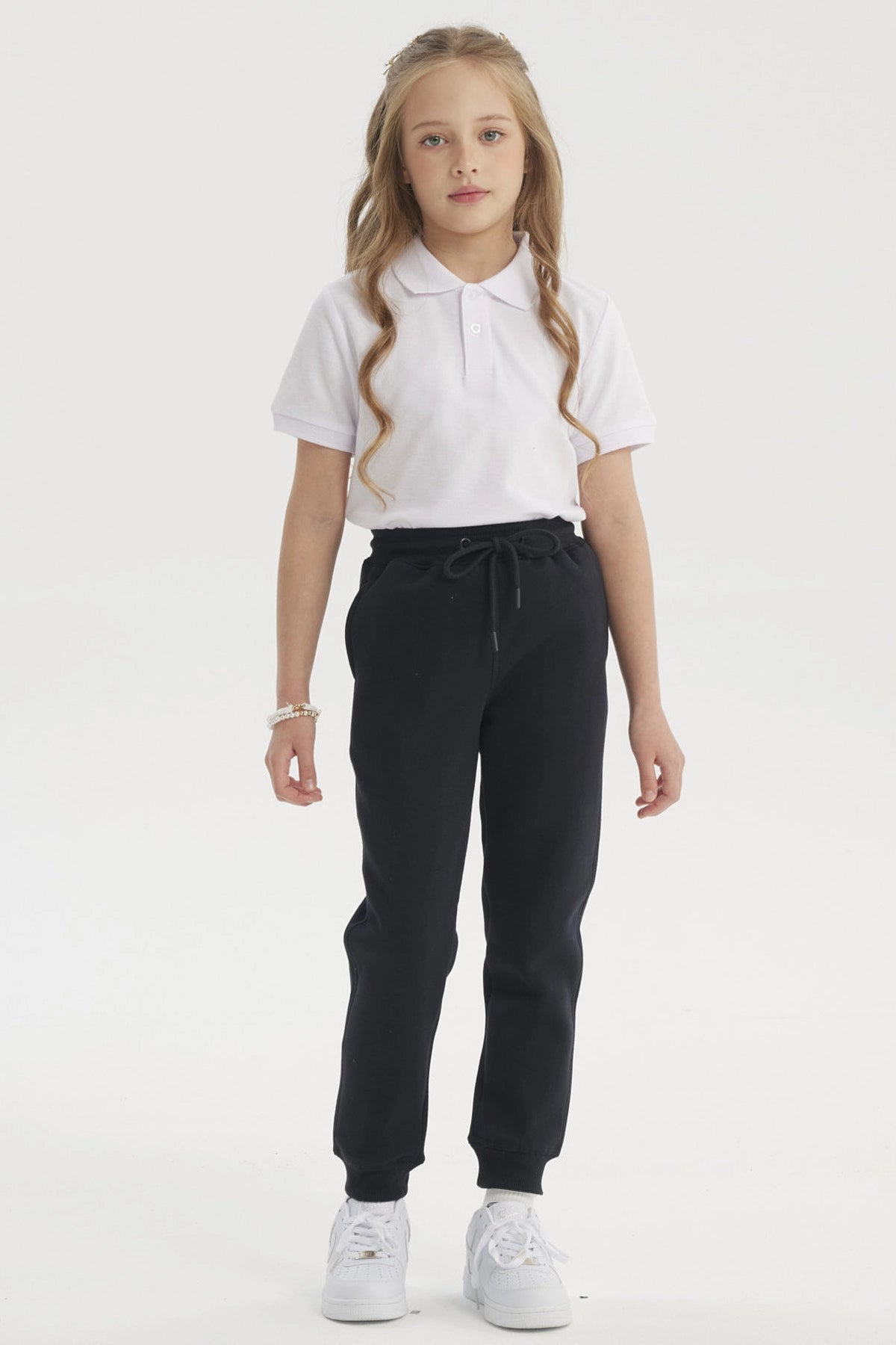 Pantalón jogger azul marino unisex con cintura elástica y cordón ajustable sin estampa visible liso y cómodo