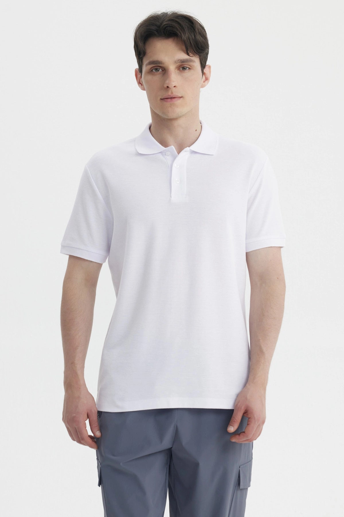 Polera blanca de hombre con cuello polo y mangas cortas prenda lisa ideal para un look casual y fresco