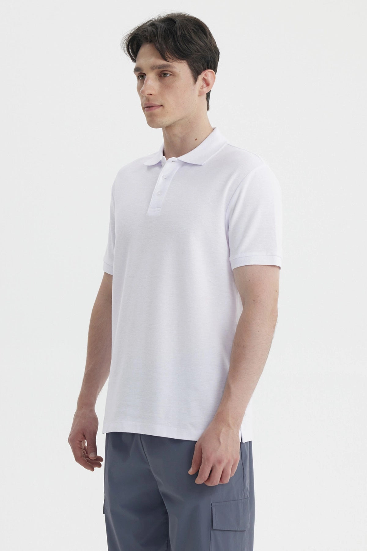 Polera blanca de hombre con cuello polo y mangas cortas prenda lisa ideal para un look casual y fresco