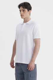 Polera blanca de hombre con cuello polo y mangas cortas prenda lisa ideal para un look casual y fresco