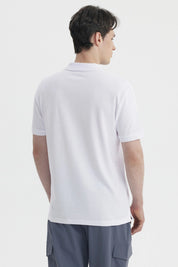 Polera blanca de hombre con cuello polo y mangas cortas prenda lisa ideal para un look casual y fresco