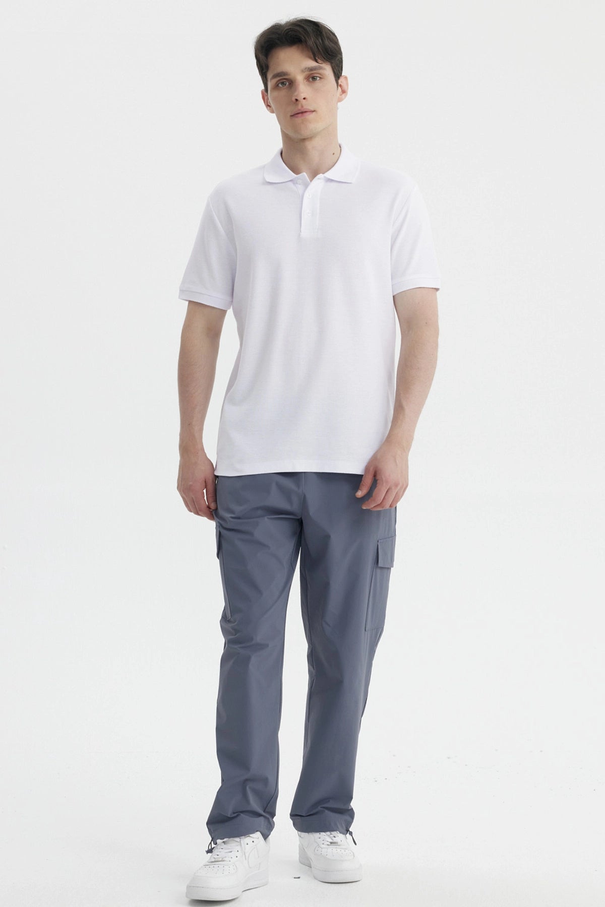 Polera blanca de hombre con cuello polo y mangas cortas prenda lisa ideal para un look casual y fresco