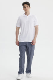Polera blanca de hombre con cuello polo y mangas cortas prenda lisa ideal para un look casual y fresco