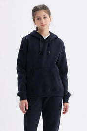 Polerón azul marino para niña con capucha y bolsillo canguro diseño liso estilo casual cómodo y moderno