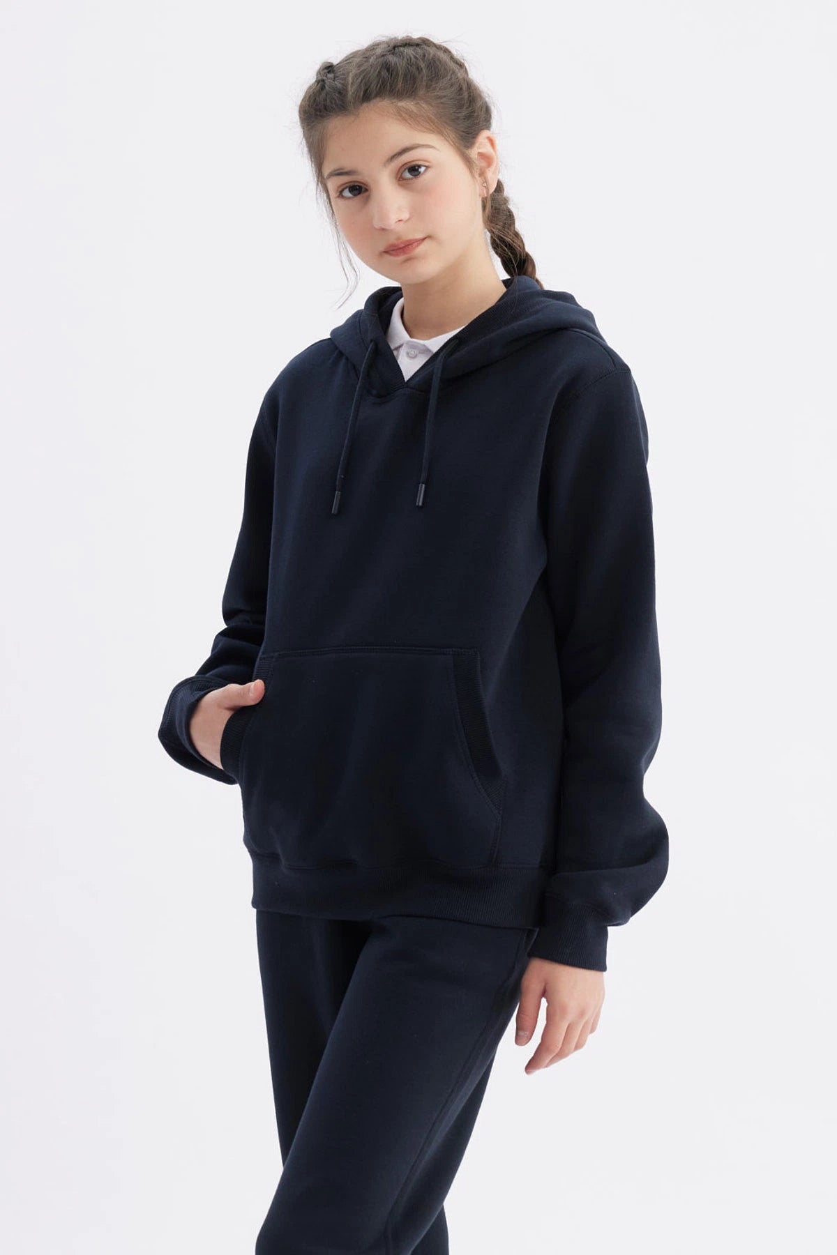 Polerón azul marino para niña con capucha y bolsillo canguro diseño liso estilo casual cómodo y moderno