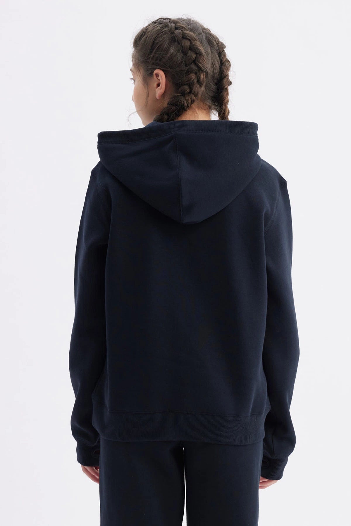 Polerón azul marino para niña con capucha y bolsillo canguro diseño liso estilo casual cómodo y moderno