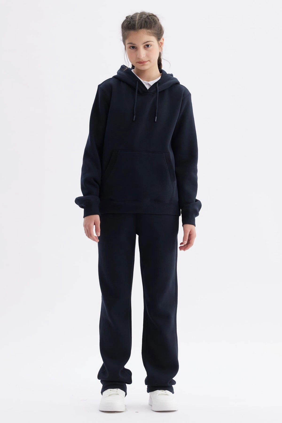 Polerón azul marino para niña con capucha y bolsillo canguro diseño liso estilo casual cómodo y moderno