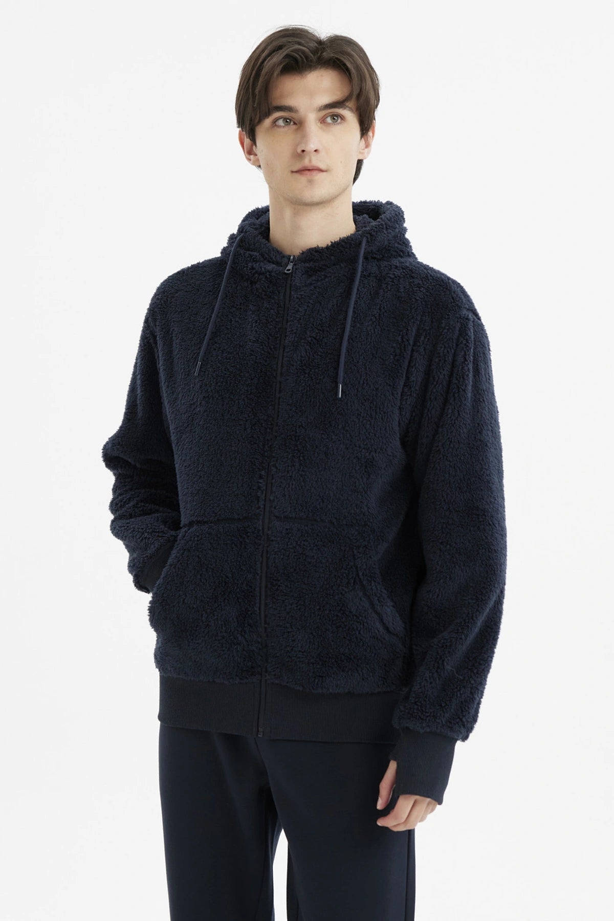 Polar azul marino con capucha y cierre frontal textura peluda y bolsillos laterales diseño liso estilo casual