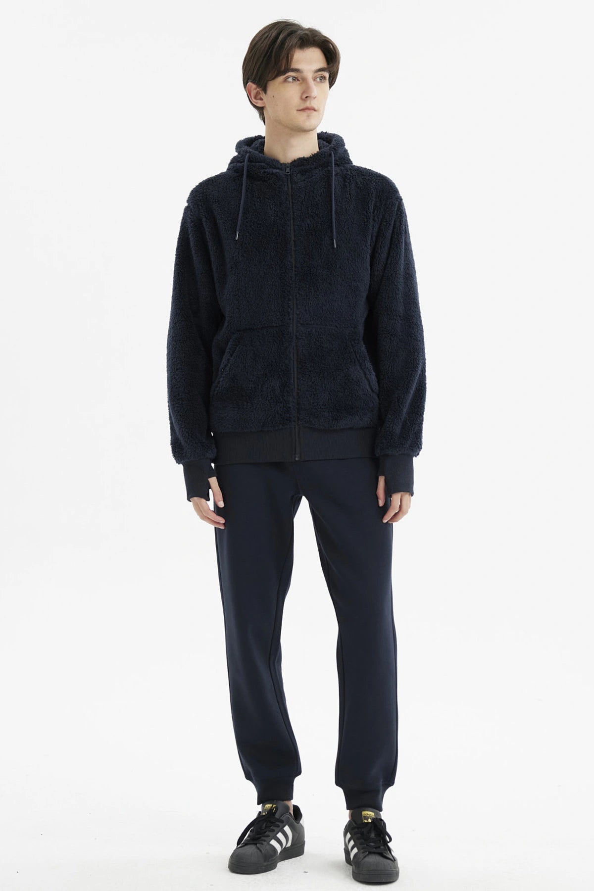 Polar azul marino con capucha y cierre frontal textura peluda y bolsillos laterales diseño liso estilo casual