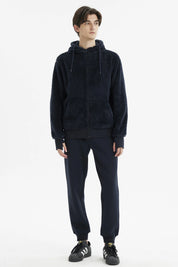 Polar azul marino con capucha y cierre frontal textura peluda y bolsillos laterales diseño liso estilo casual