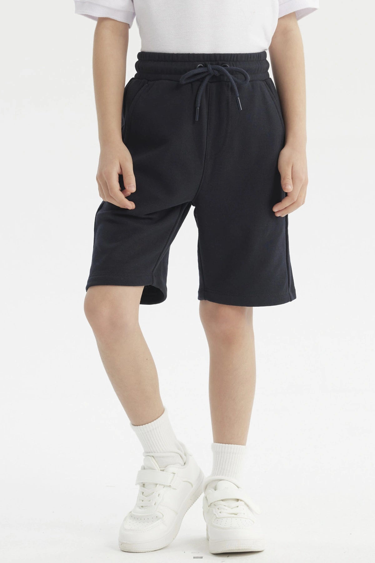 Bermuda unisex azul marino con cordón y bolsillos laterales prenda lisa ideal para un look casual y cómodo