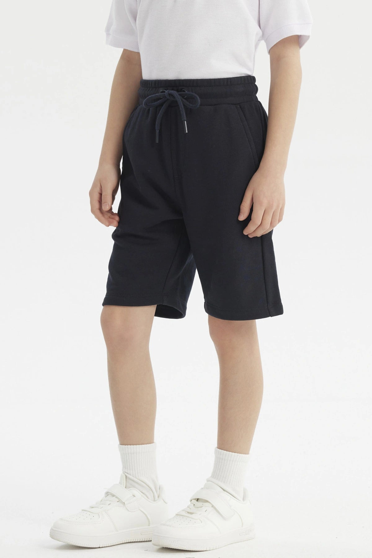 Bermuda unisex azul marino con cordón y bolsillos laterales prenda lisa ideal para un look casual y cómodo