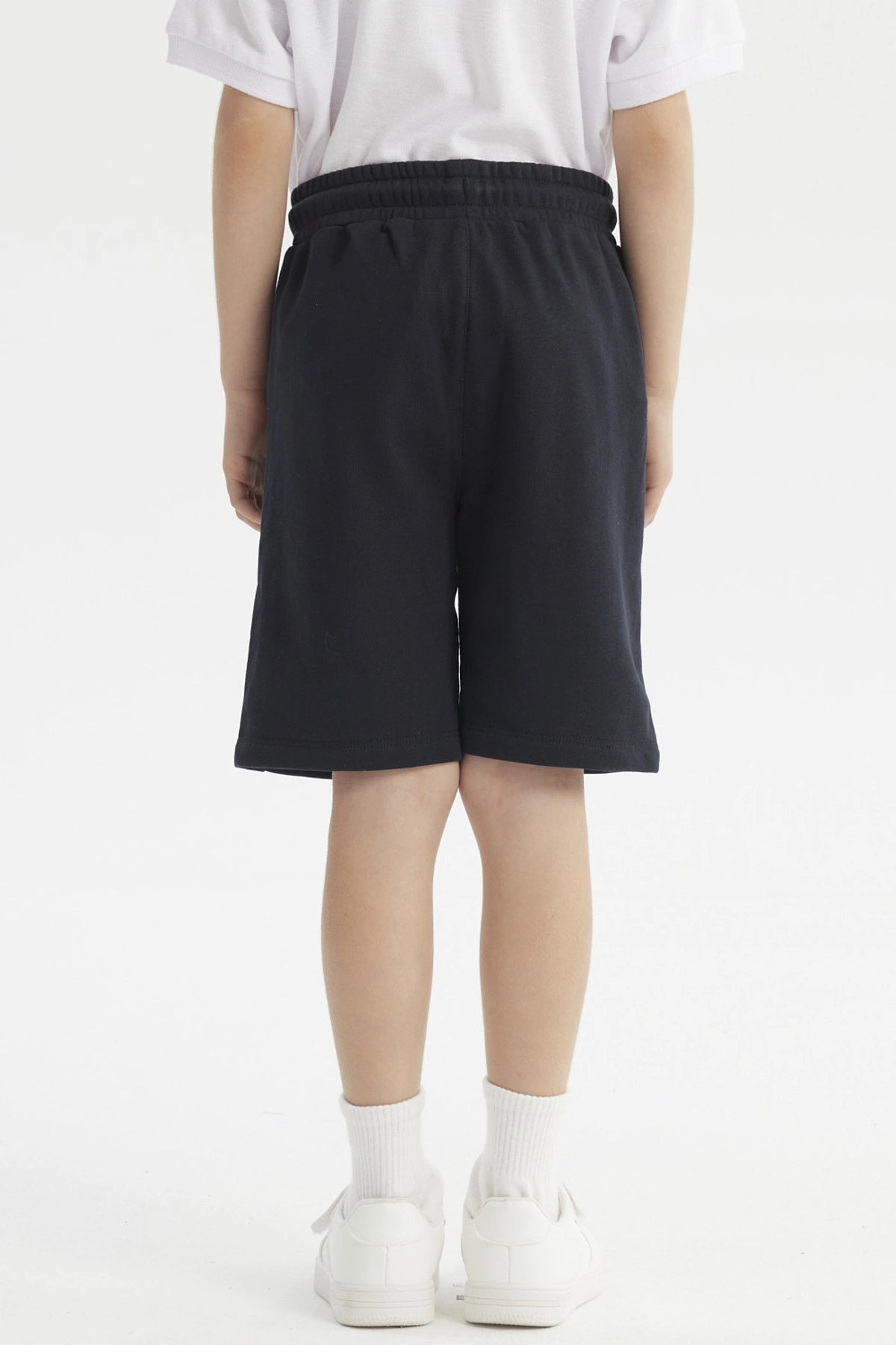 Bermuda unisex azul marino con cordón y bolsillos laterales prenda lisa ideal para un look casual y cómodo