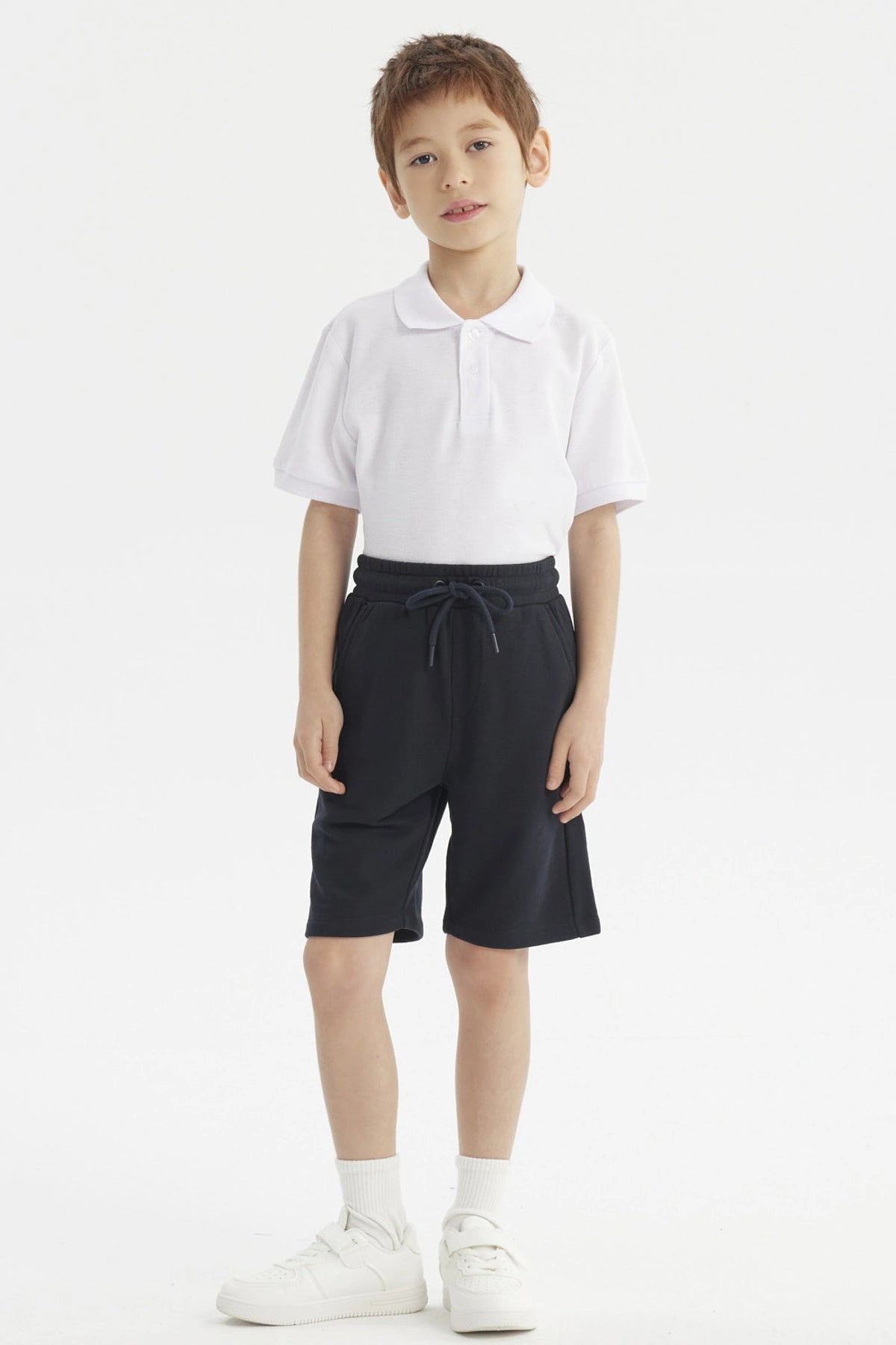 Bermuda unisex azul marino con cordón y bolsillos laterales prenda lisa ideal para un look casual y cómodo