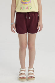 Short rojo niña con cordón elástico y borde blanco diseño liso cómodo para días soleados y juegos al aire libre