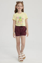 Short rojo niña con cordón elástico y borde blanco diseño liso cómodo para días soleados y juegos al aire libre