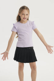 Polera morada de niña con vuelos en los hombros diseño liso estilo casual cómoda y fresca para días de primavera