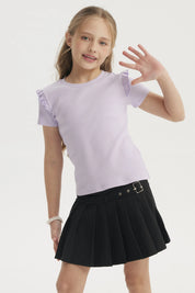 Polera morada de niña con vuelos en los hombros diseño liso estilo casual cómoda y fresca para días de primavera