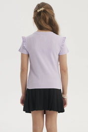 Polera morada de niña con vuelos en los hombros diseño liso estilo casual cómoda y fresca para días de primavera