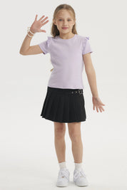 Polera morada de niña con vuelos en los hombros diseño liso estilo casual cómoda y fresca para días de primavera