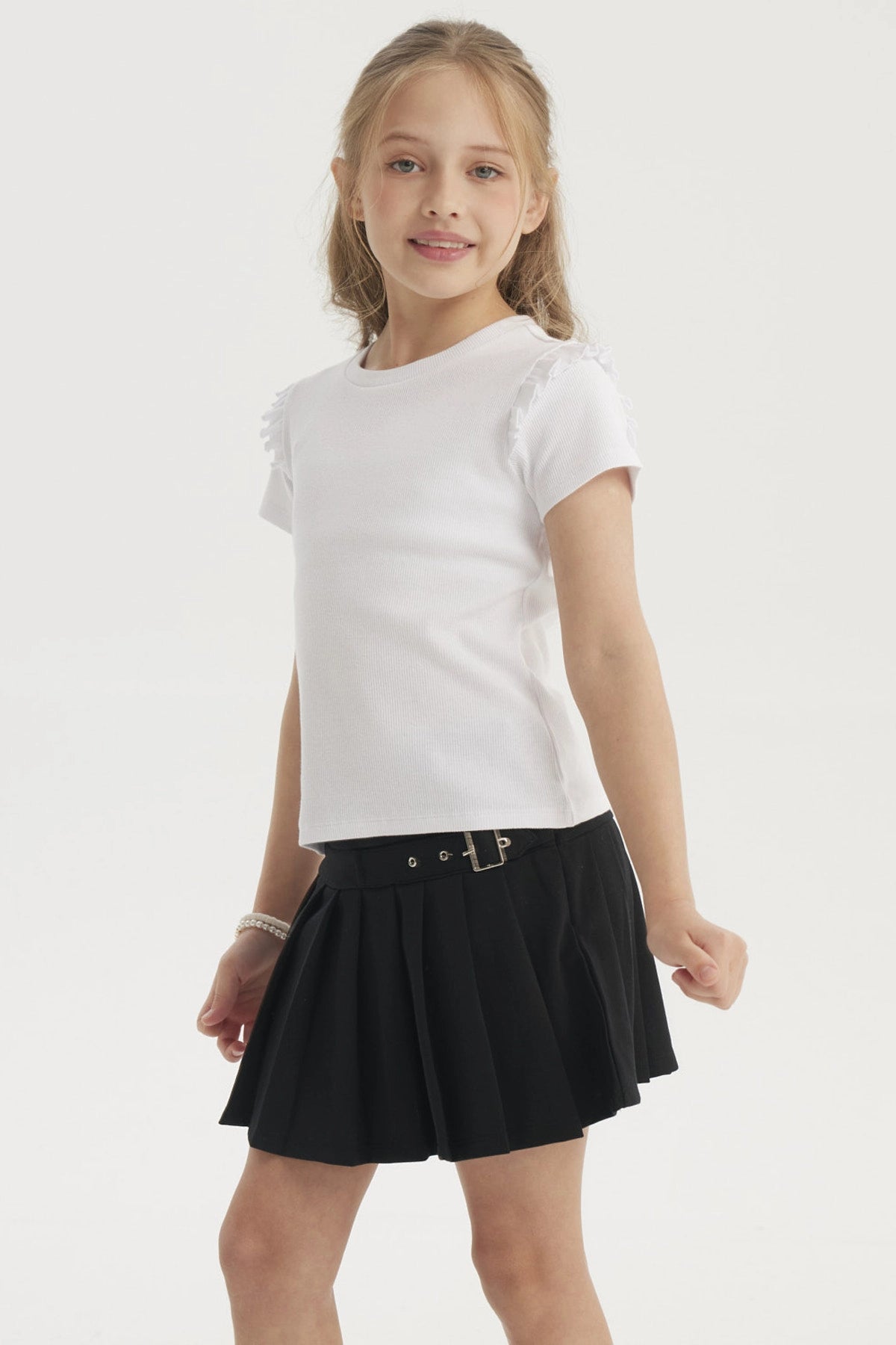 Polera blanca para niña con vuelos en las mangas estilo casual y diseño liso perfecta para cualquier ocasión