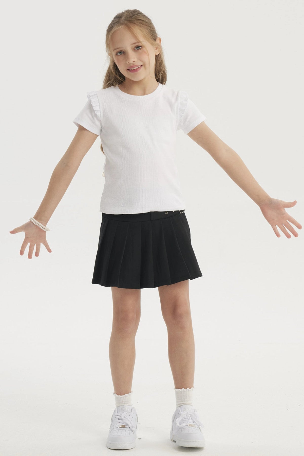 Polera blanca para niña con vuelos en las mangas estilo casual y diseño liso perfecta para cualquier ocasión